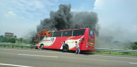 陸客火燒車