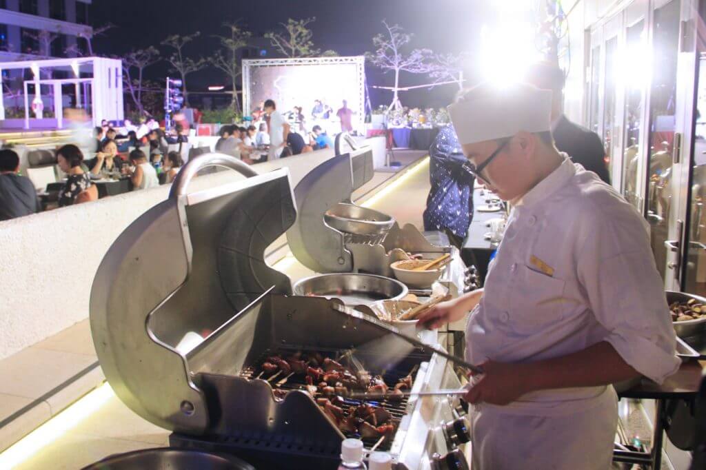 台南晶英酒店五星主廚團隊專人炭烤BBQ。（圖／台南晶英酒店提供）