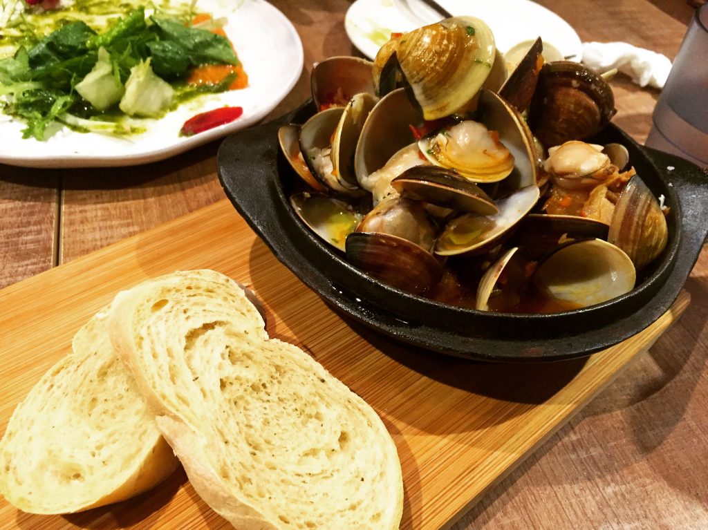 Cin Cin Osteria 請請義大利餐廳白酒風乾番茄臘腸蛤蜊鍋。（圖／吐司客拍攝）