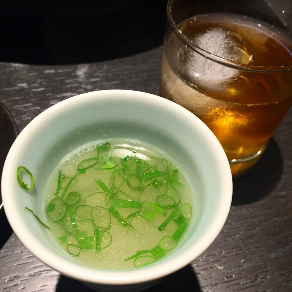 小杯裝品嚐雞湯。（圖／吐司客拍攝）