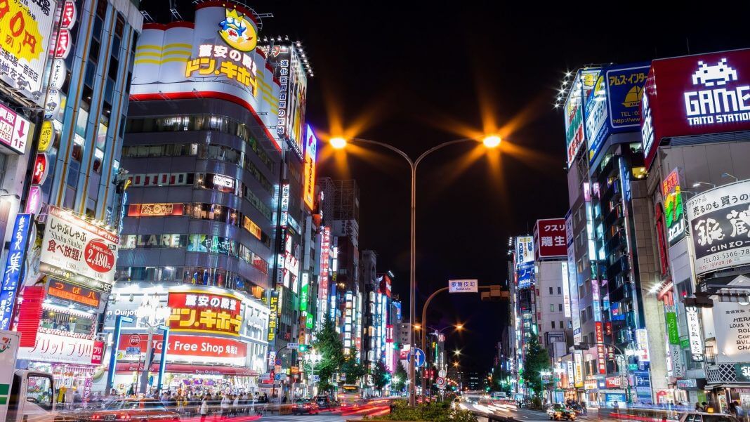 東京新宿街景。（圖片來源：By Kakidai (Own work) [CC BY-SA 4.0 (https://creativecommons.org/licenses/by-sa/4.0)], via Wikimedia Commons）