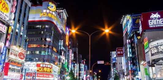 東京新宿街景。（圖片來源：By Kakidai (Own work) [CC BY-SA 4.0 (https://creativecommons.org/licenses/by-sa/4.0)], via Wikimedia Commons）