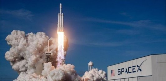 美國太空探索科技公司SpaceX 發射獵鷹重型火箭，400隻狗狗全數暴斃？國外假新聞騙倒一堆人呀。（圖／翻攝自SpaceX推特）