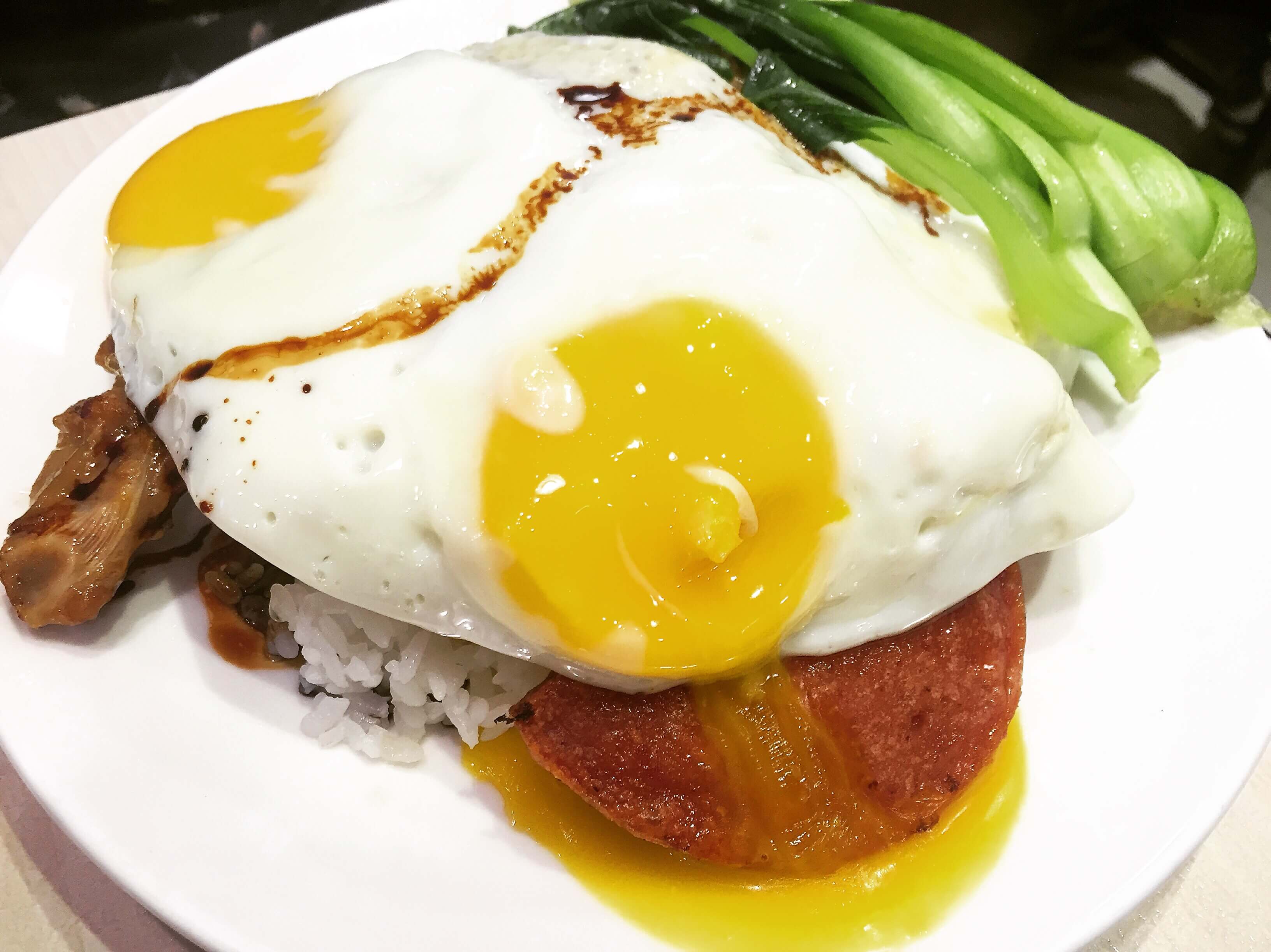 茗香園冰室豬扒餐肉煎蛋飯。（圖／吐司客拍攝）