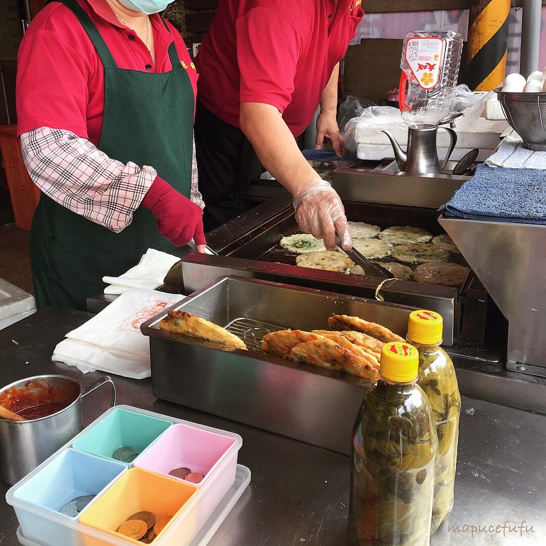 味珍香卜肉店前蔥油餅。（圖／吐司客拍攝）