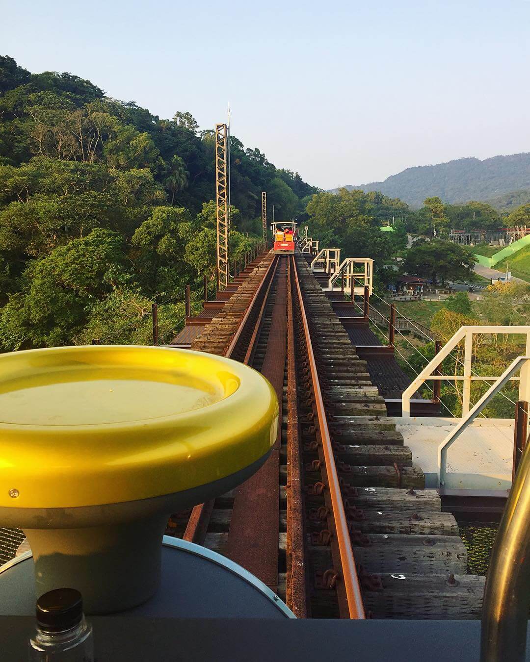 鐵道自行車走在魚藤坪鐵橋上。（圖／吐司客拍攝）